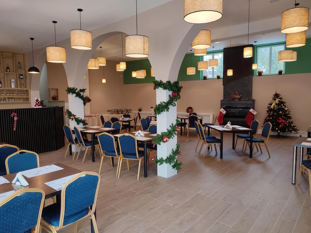 Hotel Iri 부스테니 외부 사진