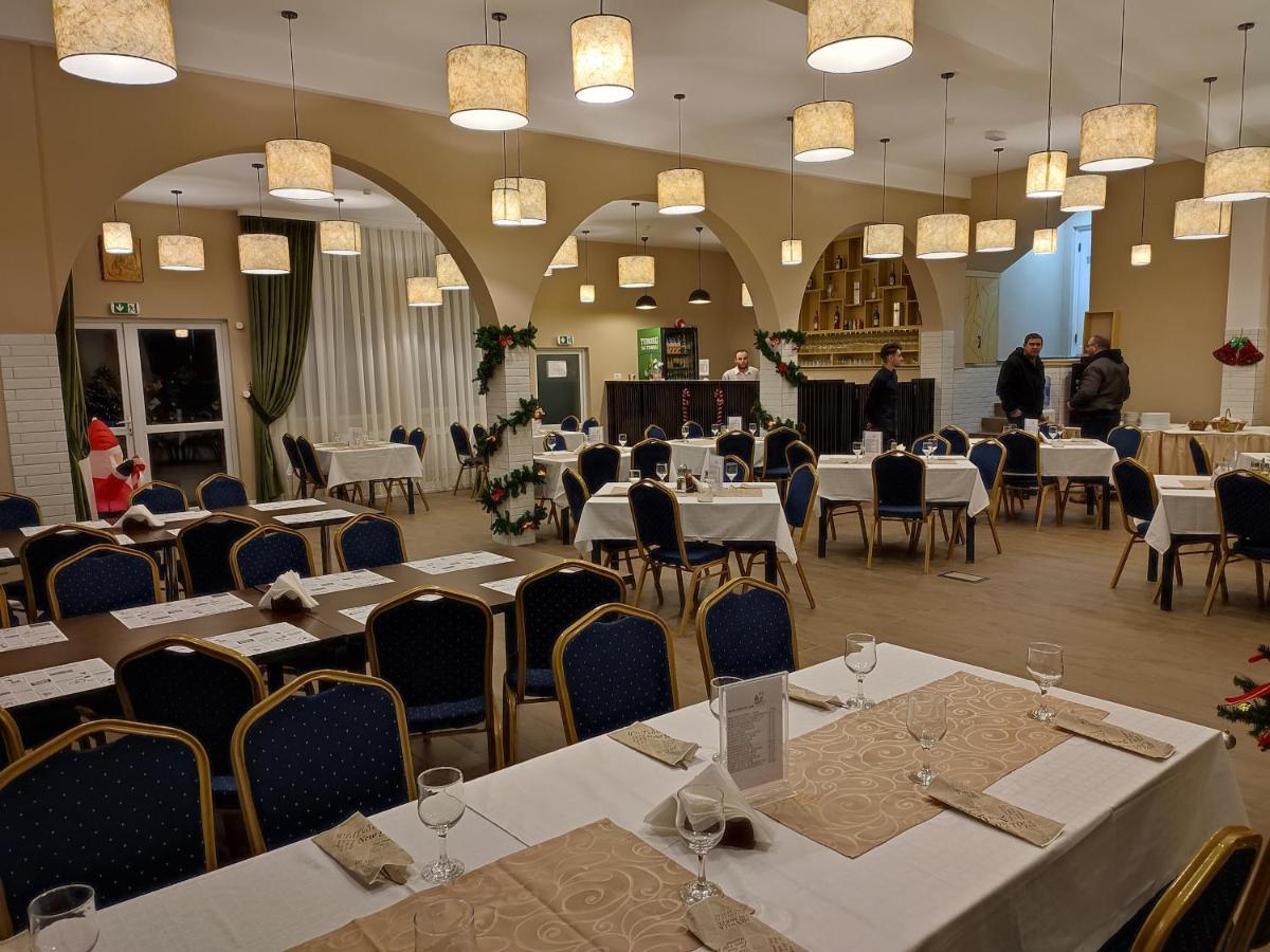 Hotel Iri 부스테니 외부 사진