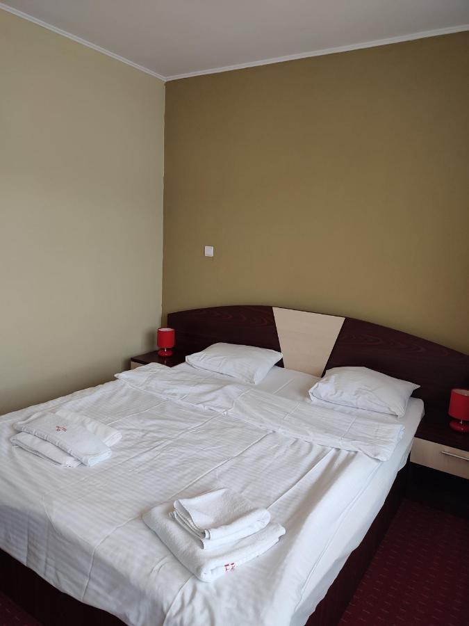 Hotel Iri 부스테니 외부 사진