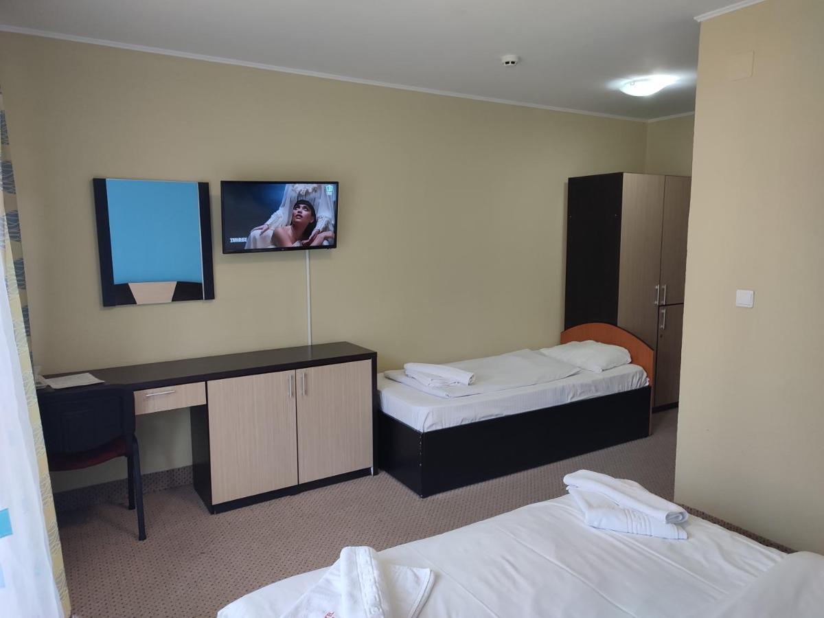 Hotel Iri 부스테니 외부 사진