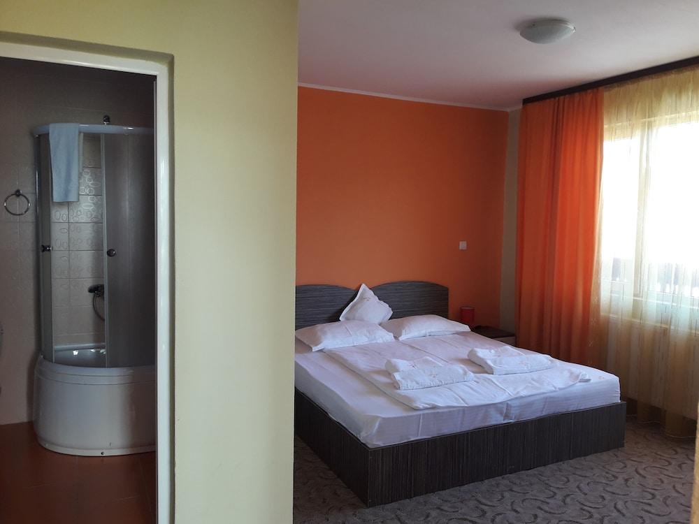 Hotel Iri 부스테니 외부 사진