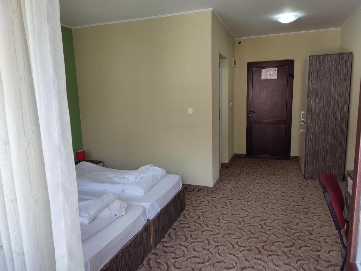 Hotel Iri 부스테니 외부 사진