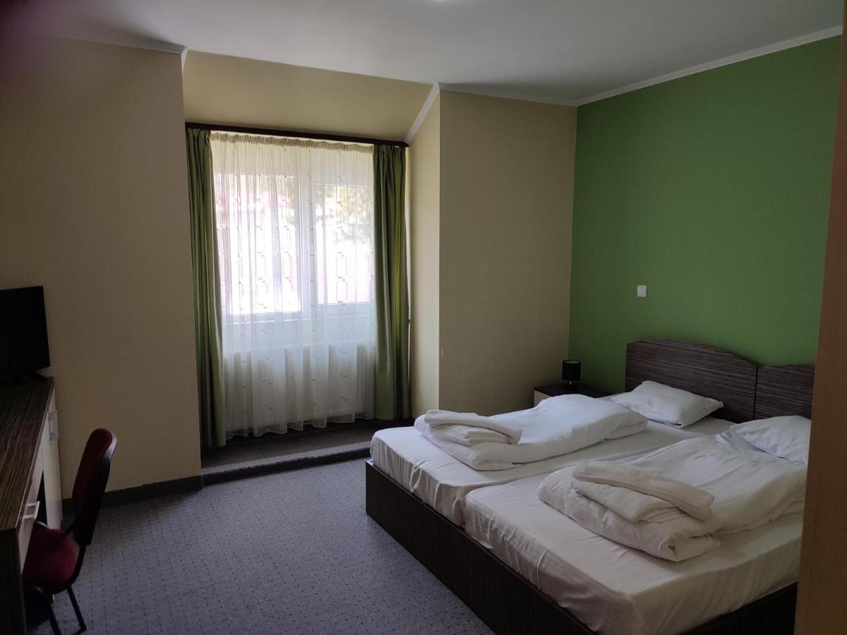 Hotel Iri 부스테니 외부 사진