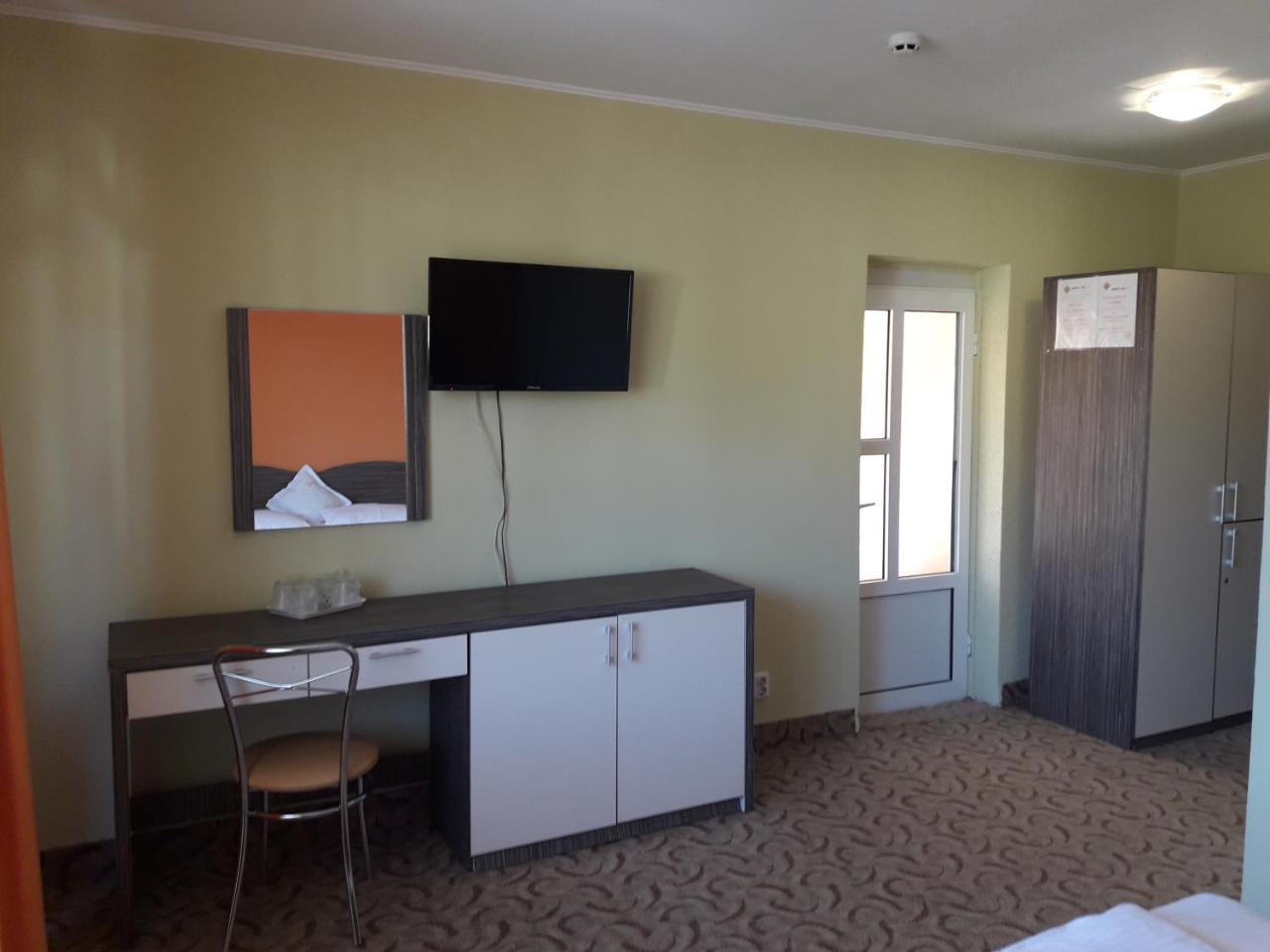 Hotel Iri 부스테니 외부 사진